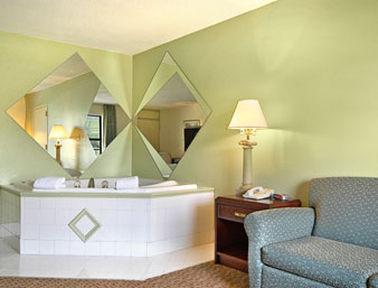 Quality Inn Bristol Room photo
