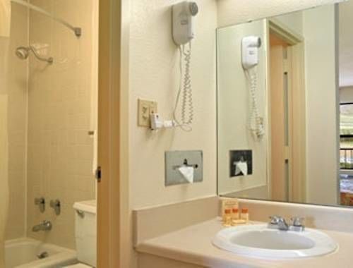 Quality Inn Bristol Room photo